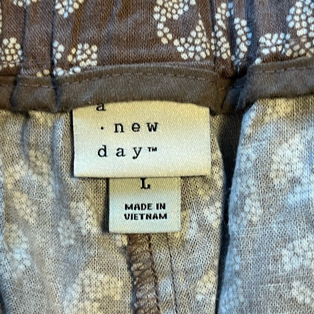 2 Pair of Women’s L / XL shorts. - Picture 4 of 9